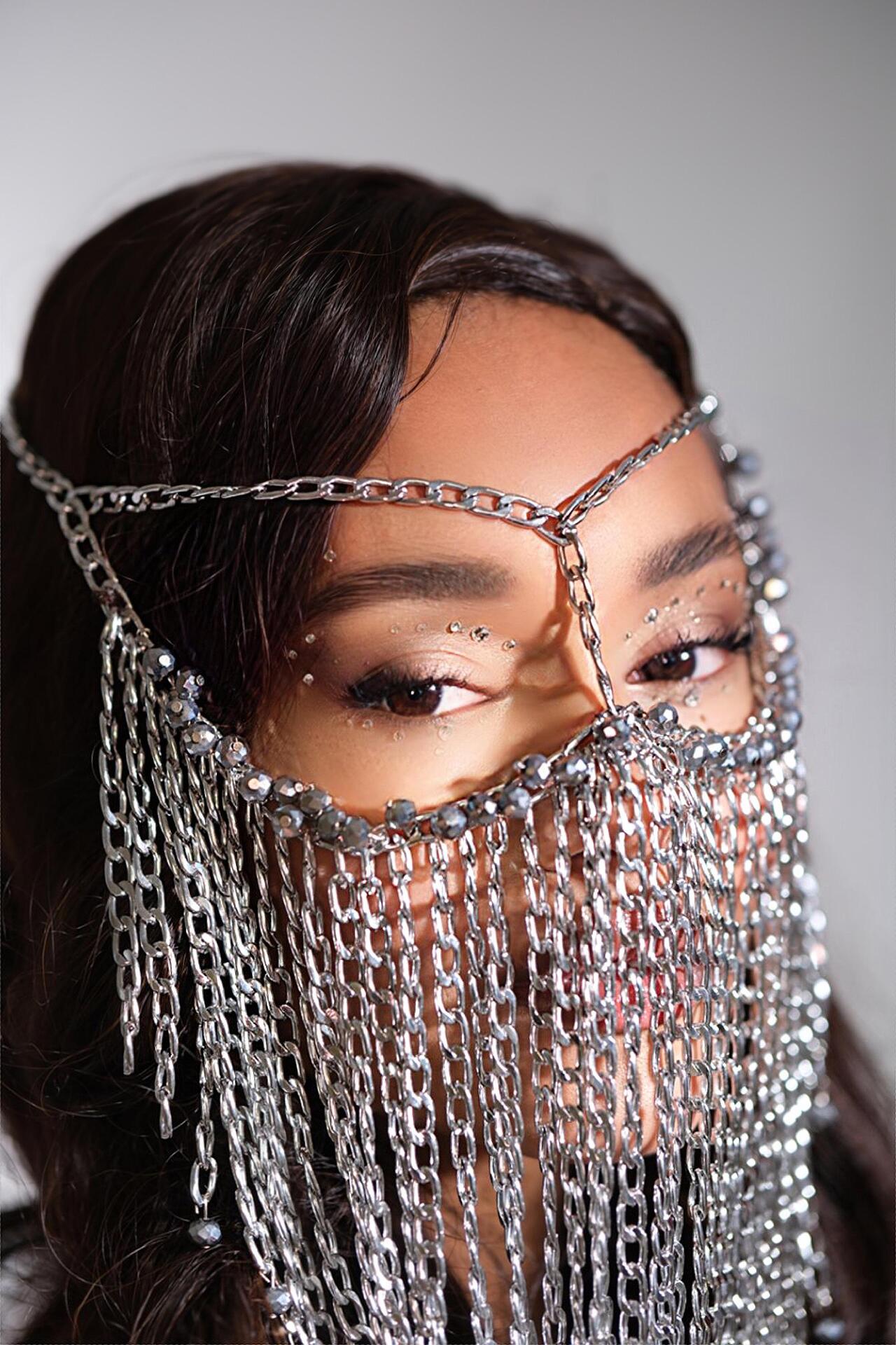 Stage mask made of chains and silver beads: Oriental Grey