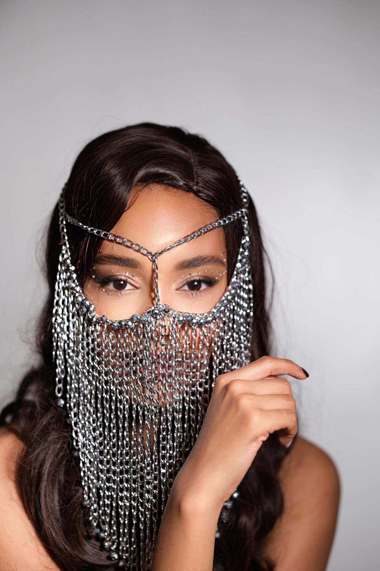 Stage mask made of chains and silver beads: Oriental Grey