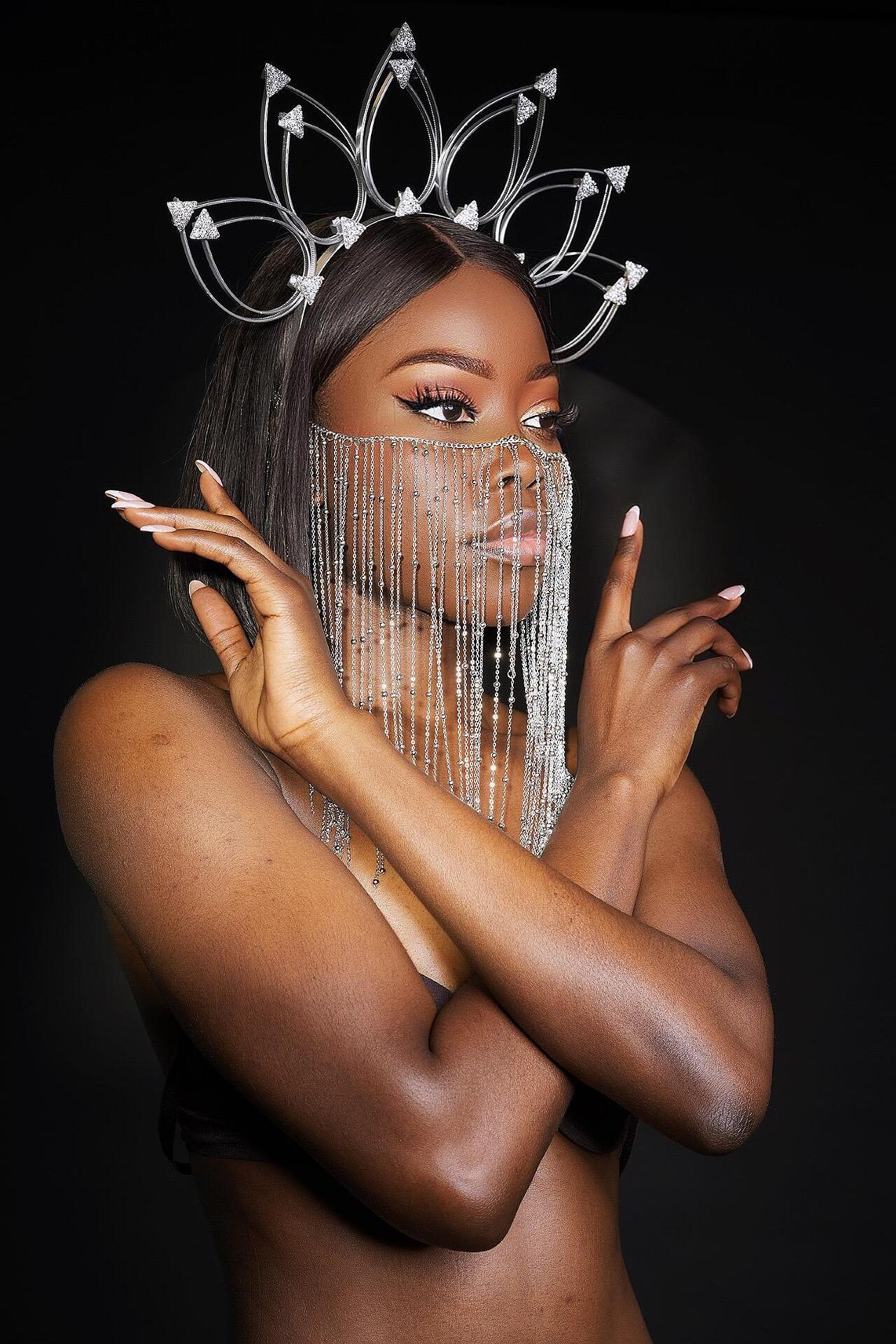 Stage face mask made of chains