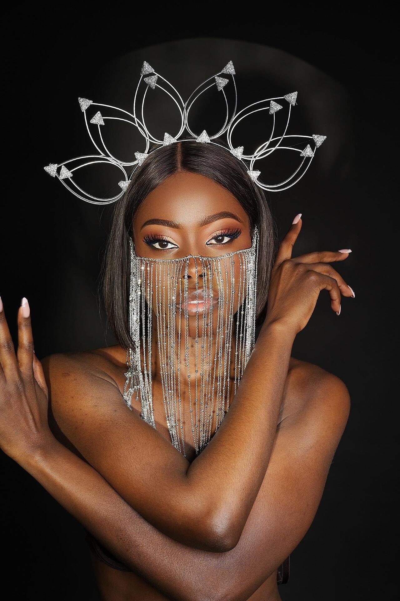 Stage face mask made of chains