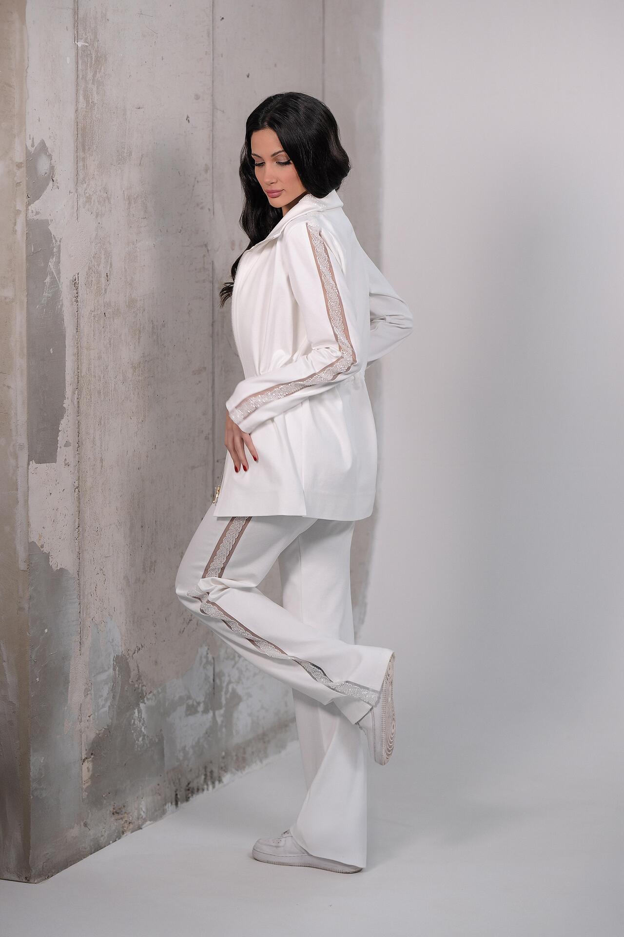Sporty-elegant set in white: Amira