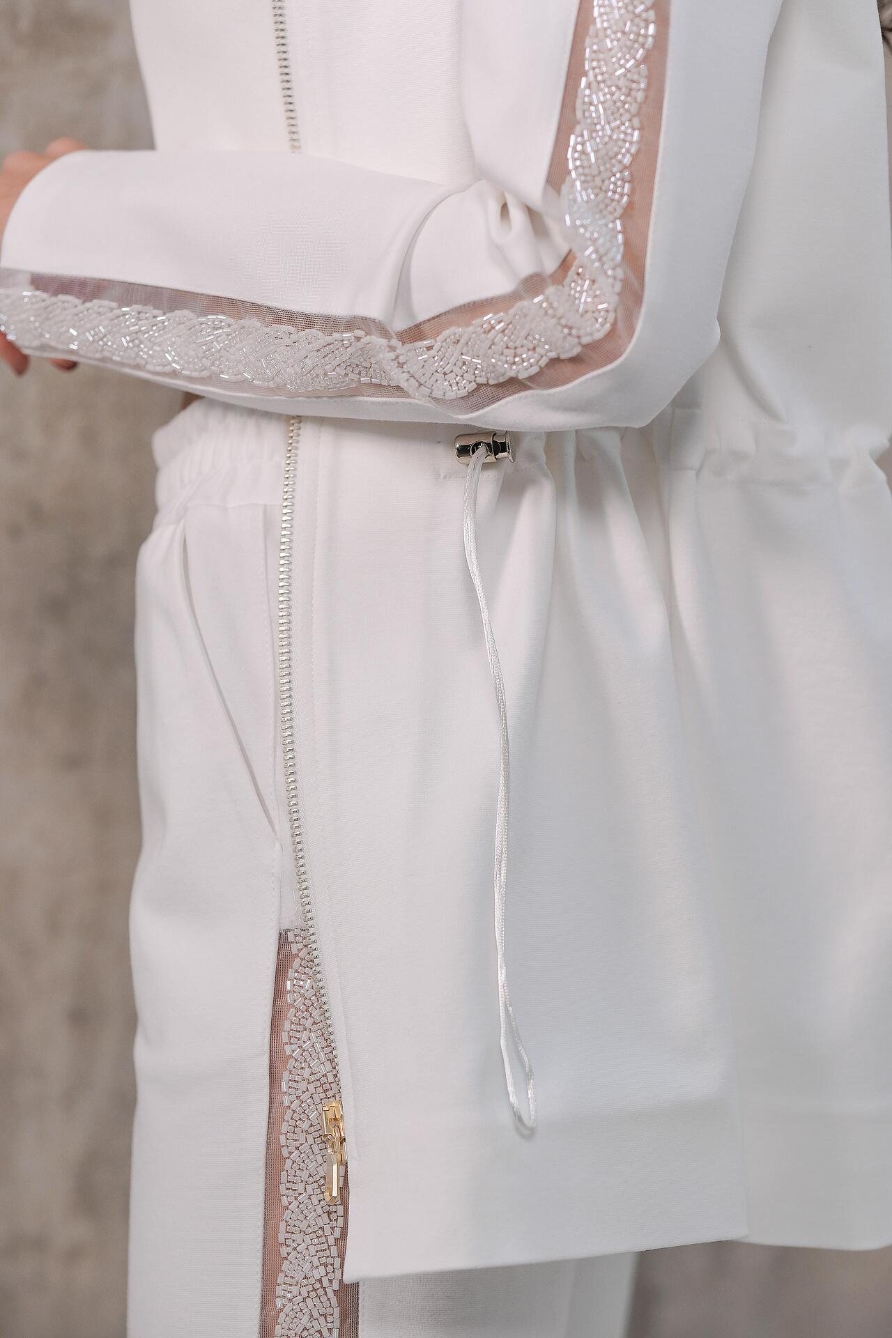 Sporty-elegant set in white: Amira
