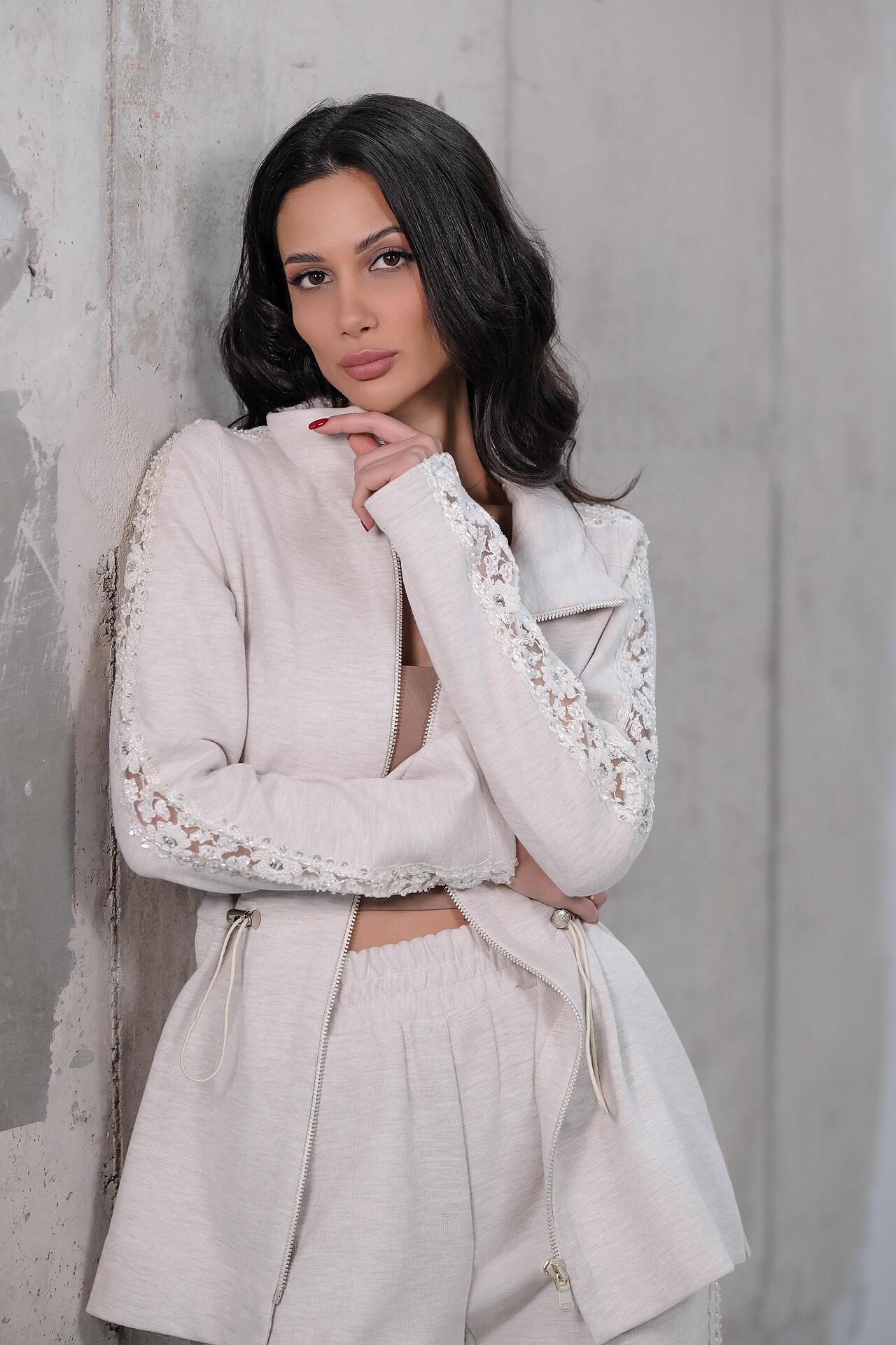 Sporty-elegant set in beige: Amira