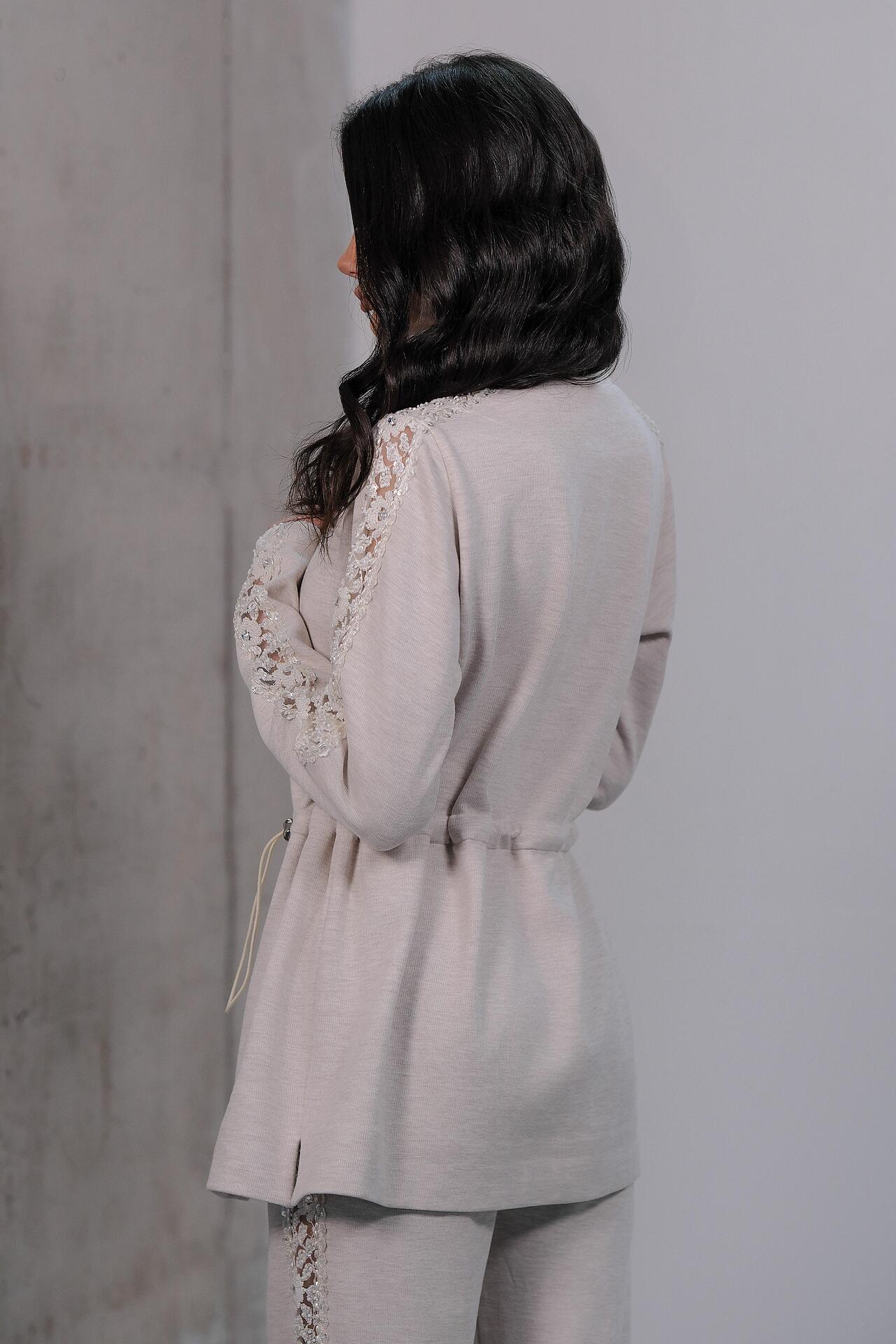 Sporty-elegant set in beige: Amira