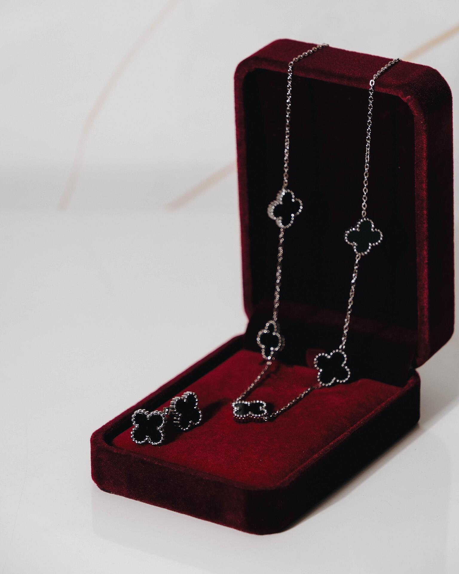 Silver necklace and earrings set clovers in black