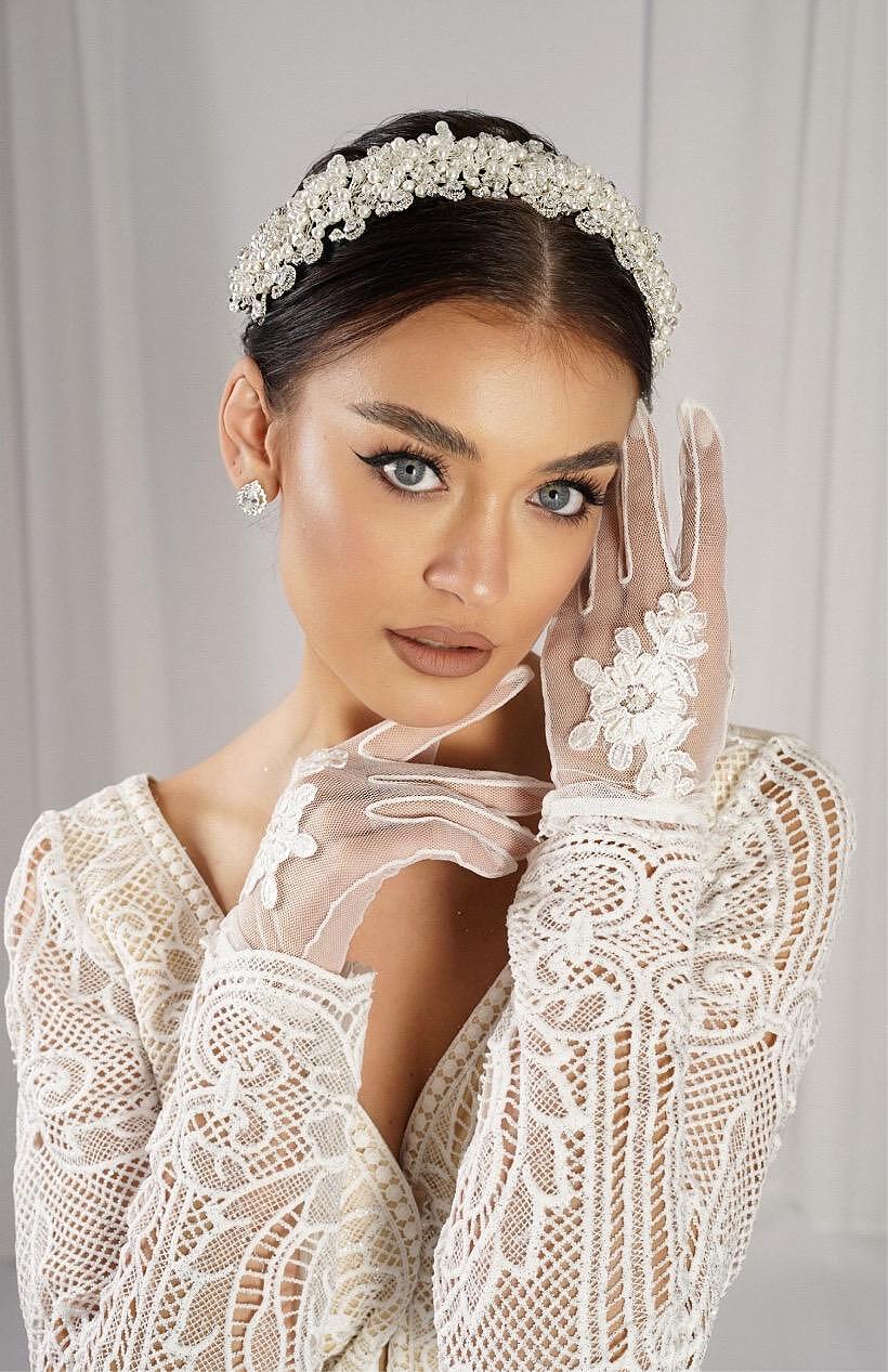 Wedding accessory with Zirconium
