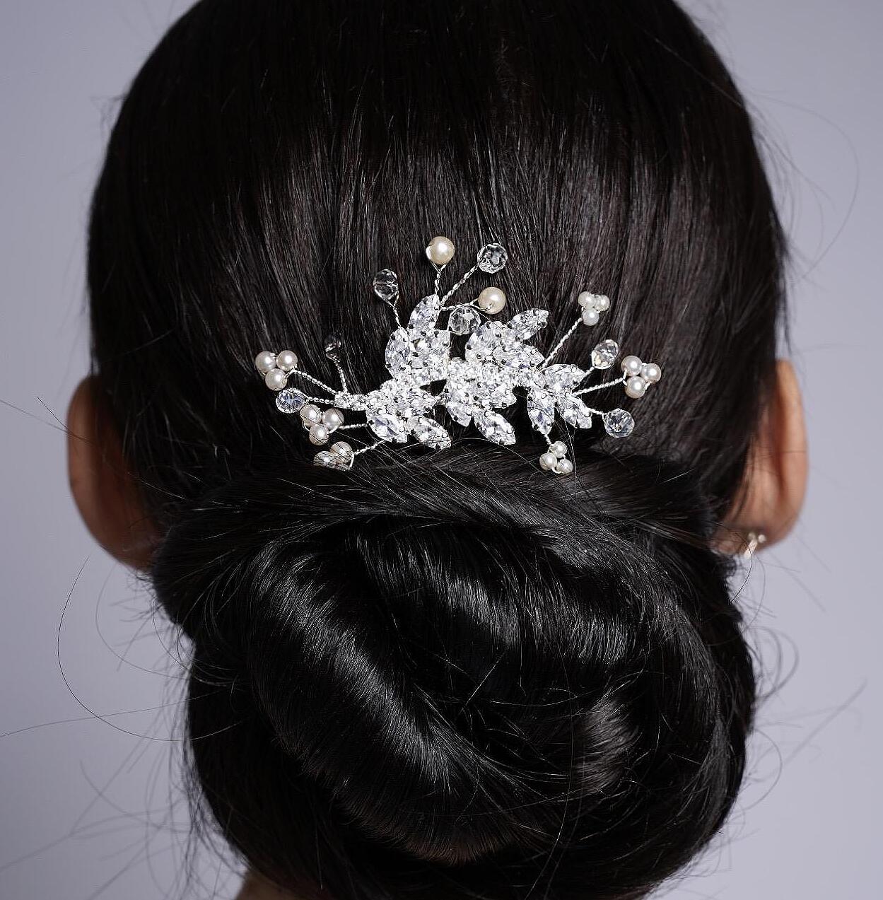 Accessory with pearls and Zirconium
