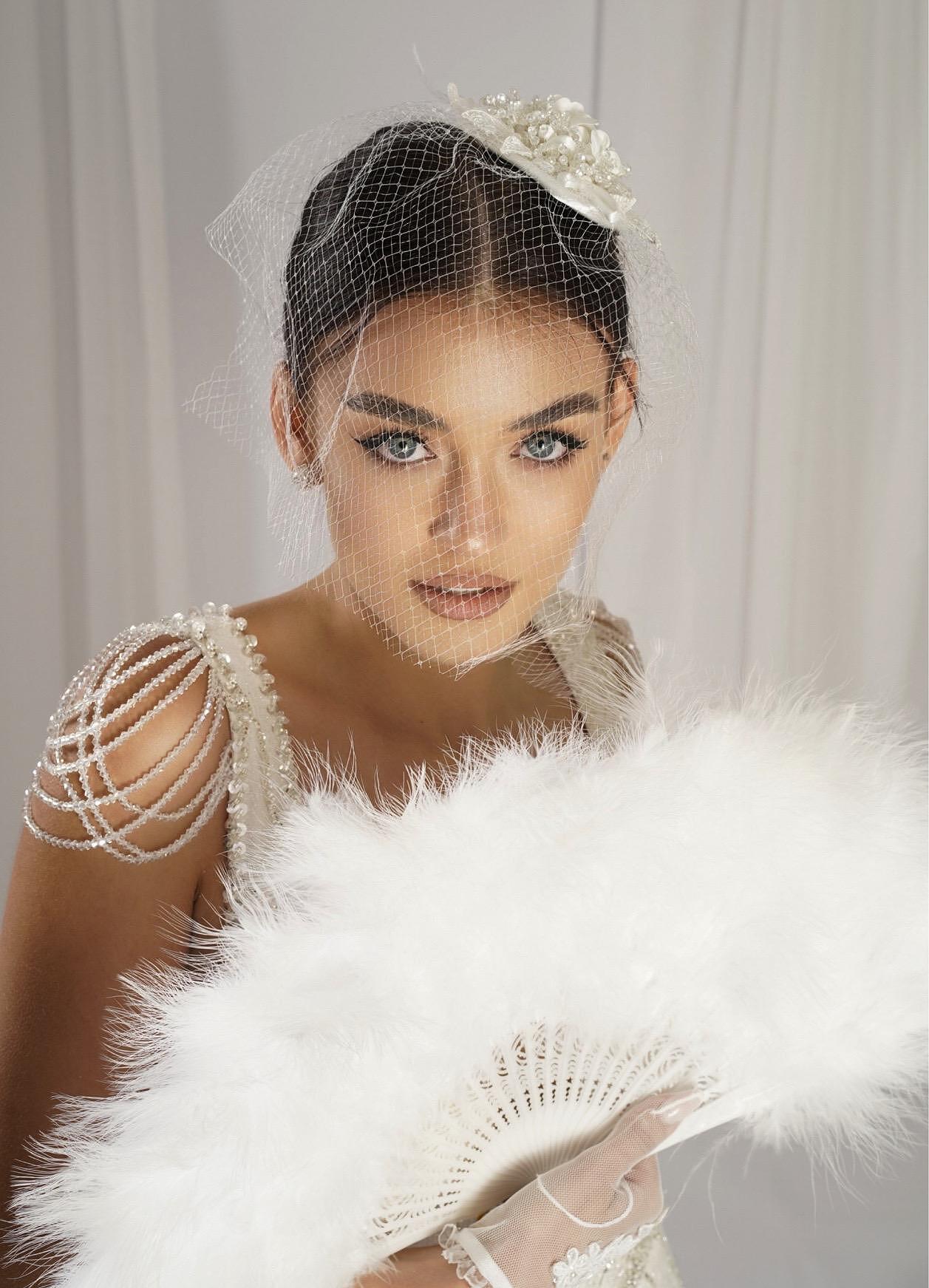 Wedding fan with natural feathers