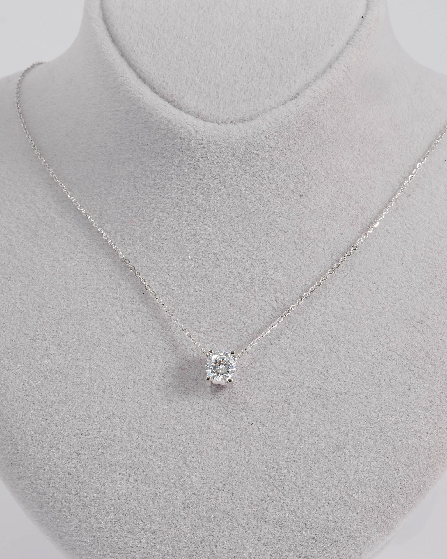 Thin silver necklace with a shiny stone