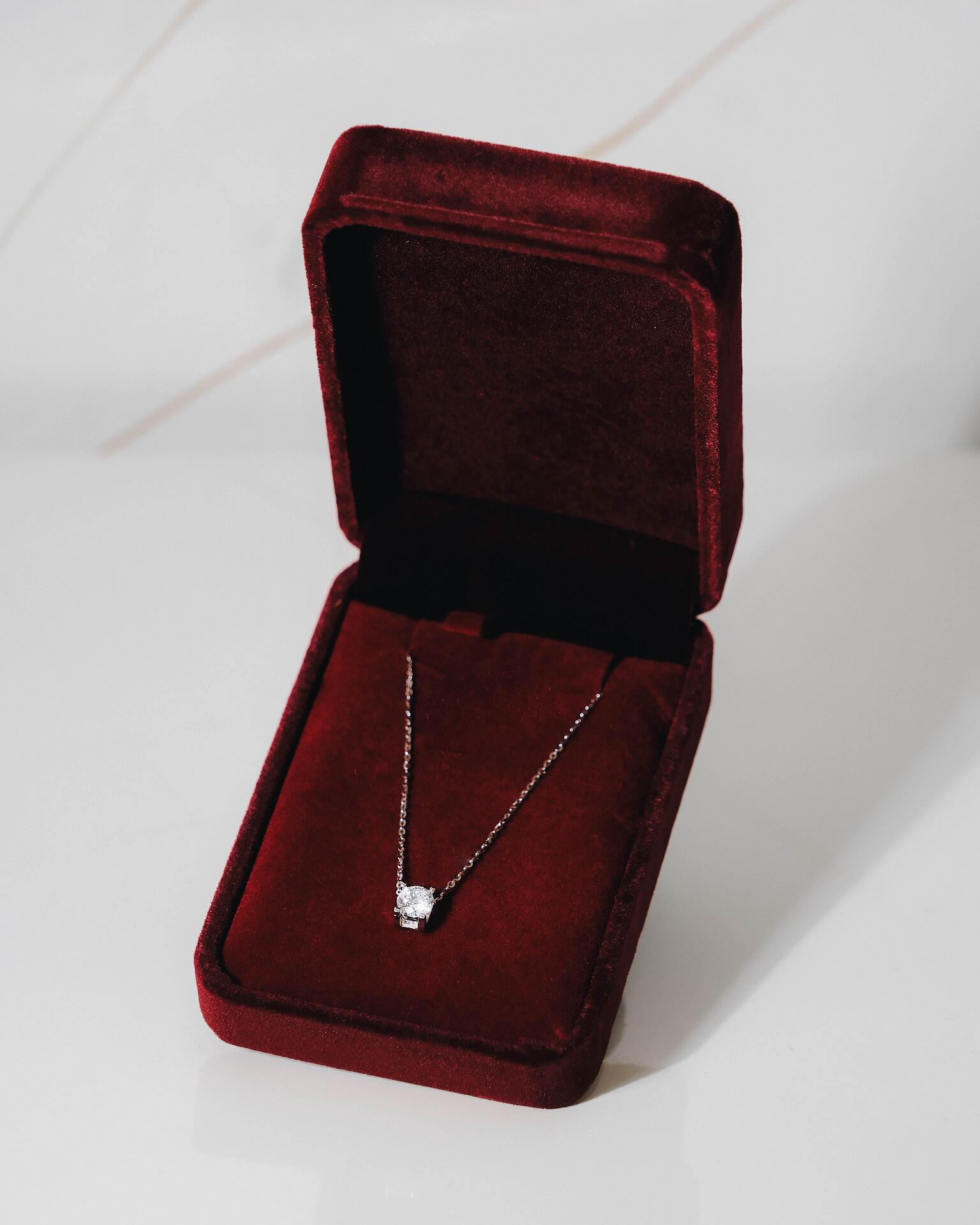 Thin silver necklace with a shiny stone