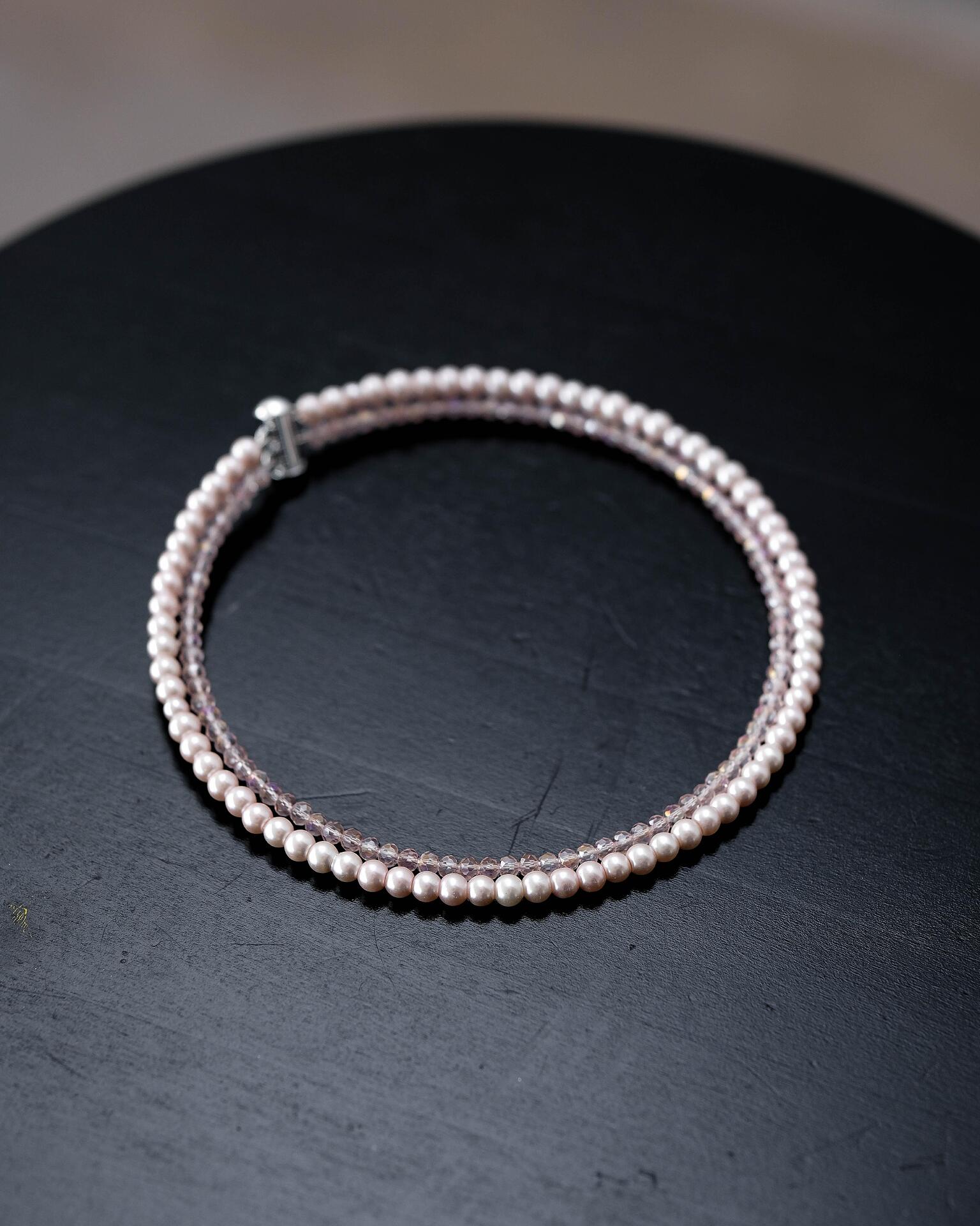 Solid necklace in pale pink: Pearl and Shine