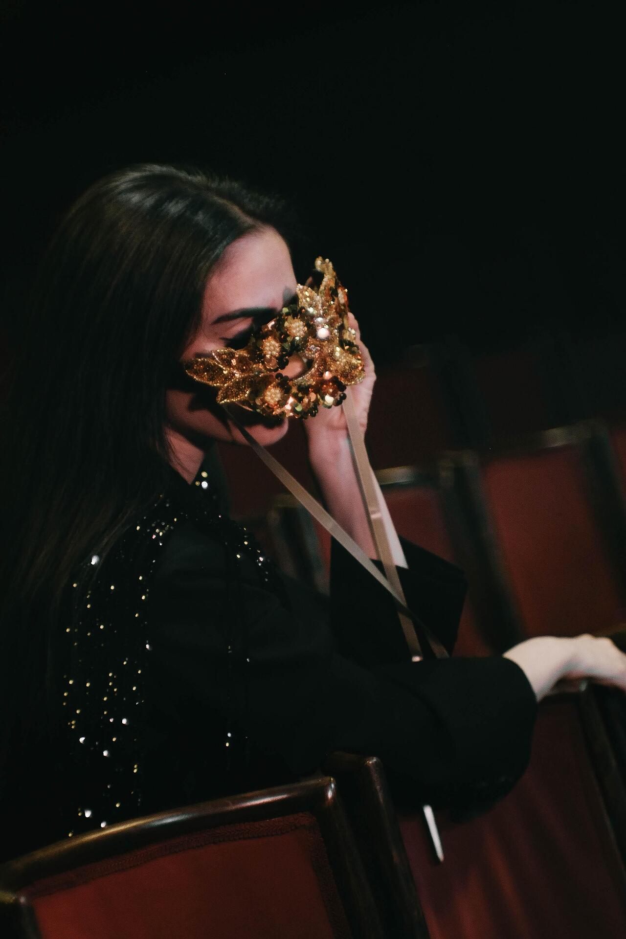 Golden mask with sequins and stones: Enigmatic