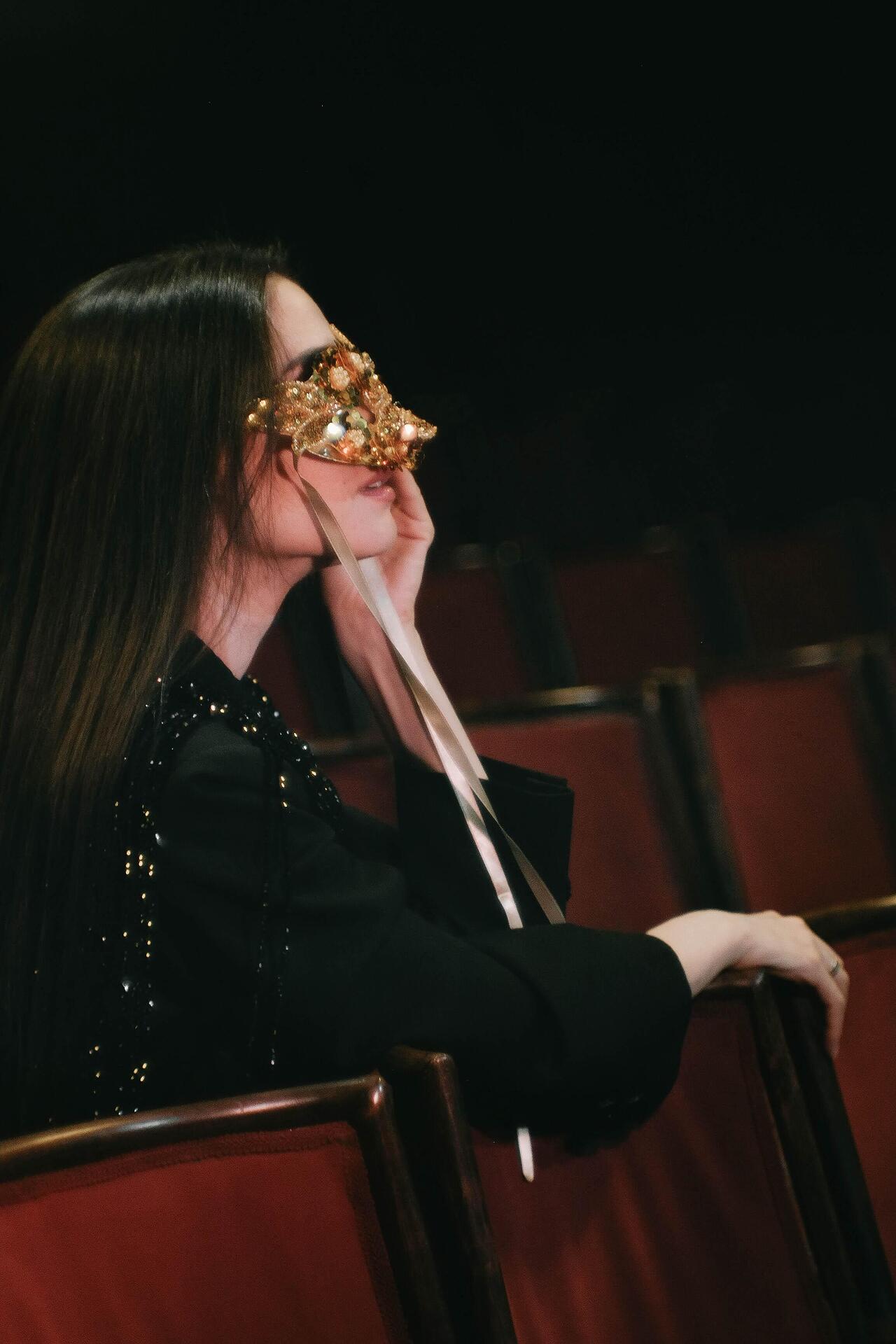Golden mask with sequins and stones: Enigmatic