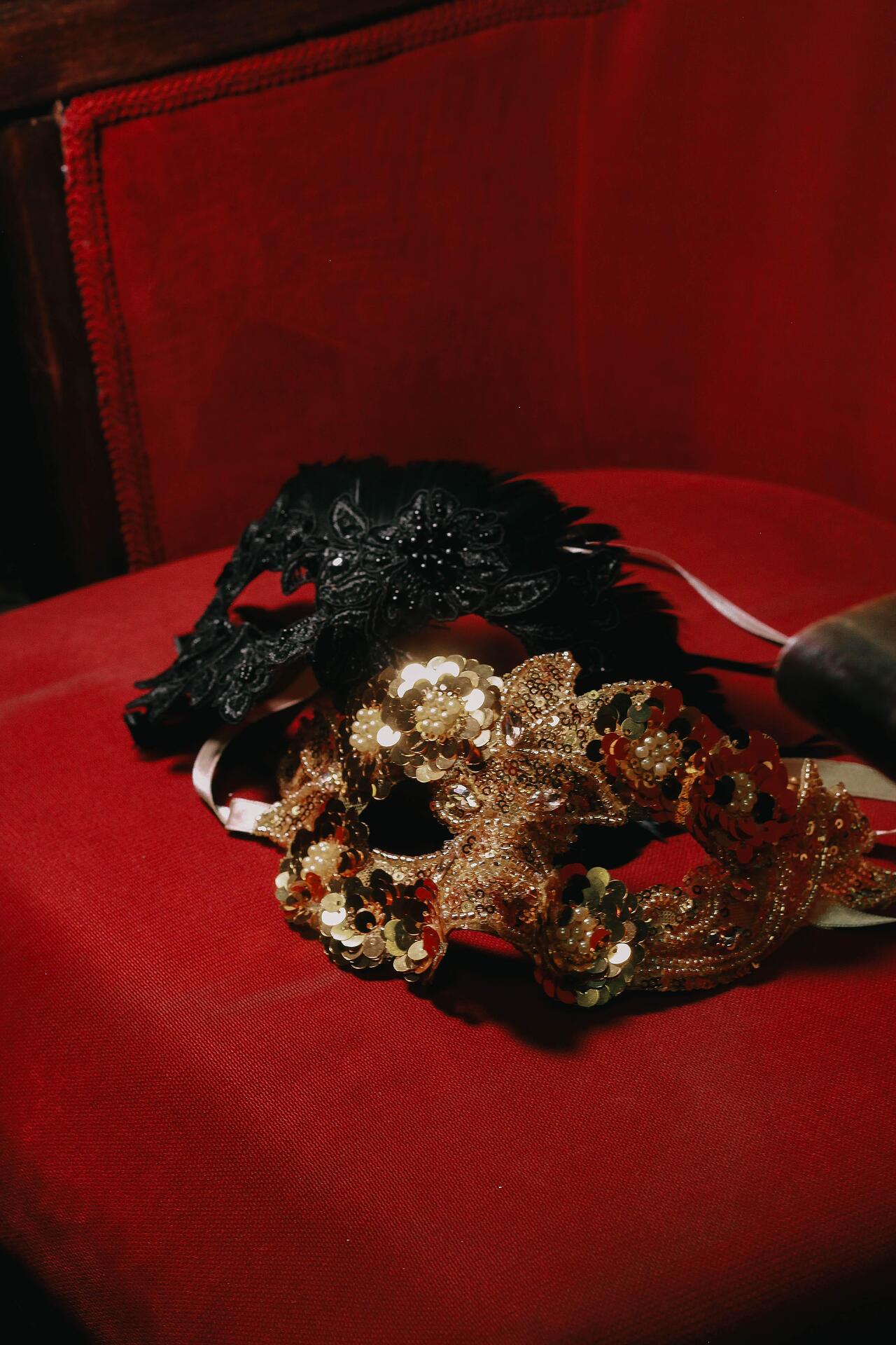 Golden mask with sequins and stones: Enigmatic