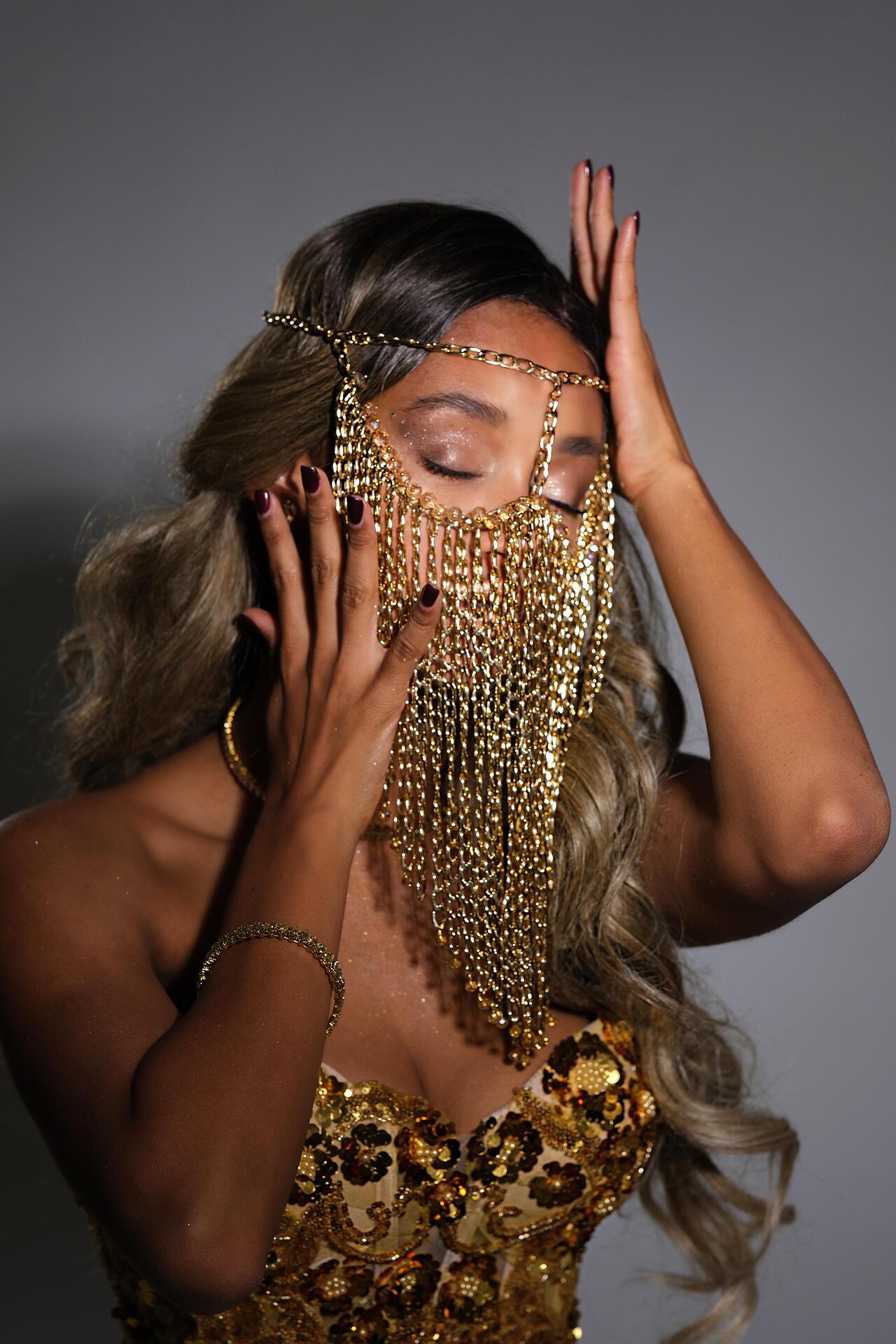 Golden stage mask made of chains and beads: Oriental Gold