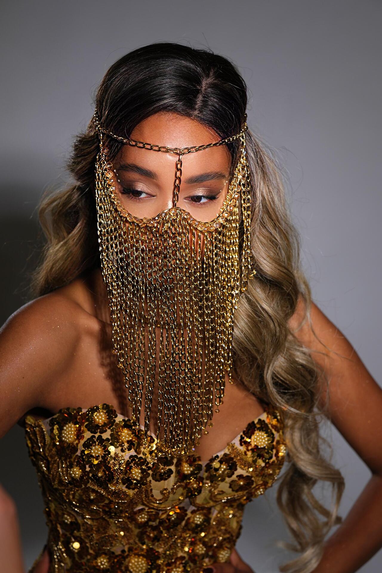 Golden stage mask made of chains and beads: Oriental Gold