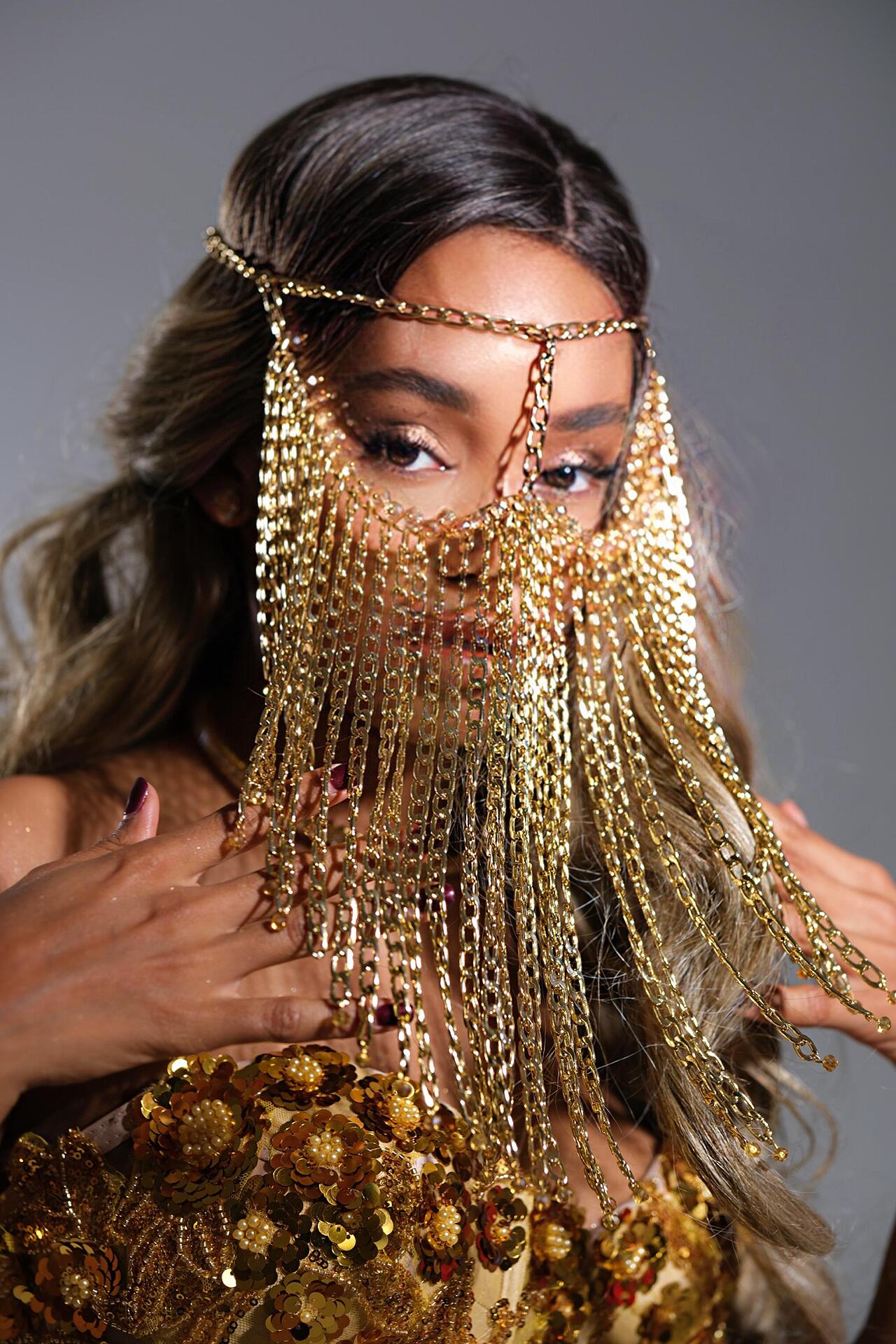 Golden stage mask made of chains and beads: Oriental Gold