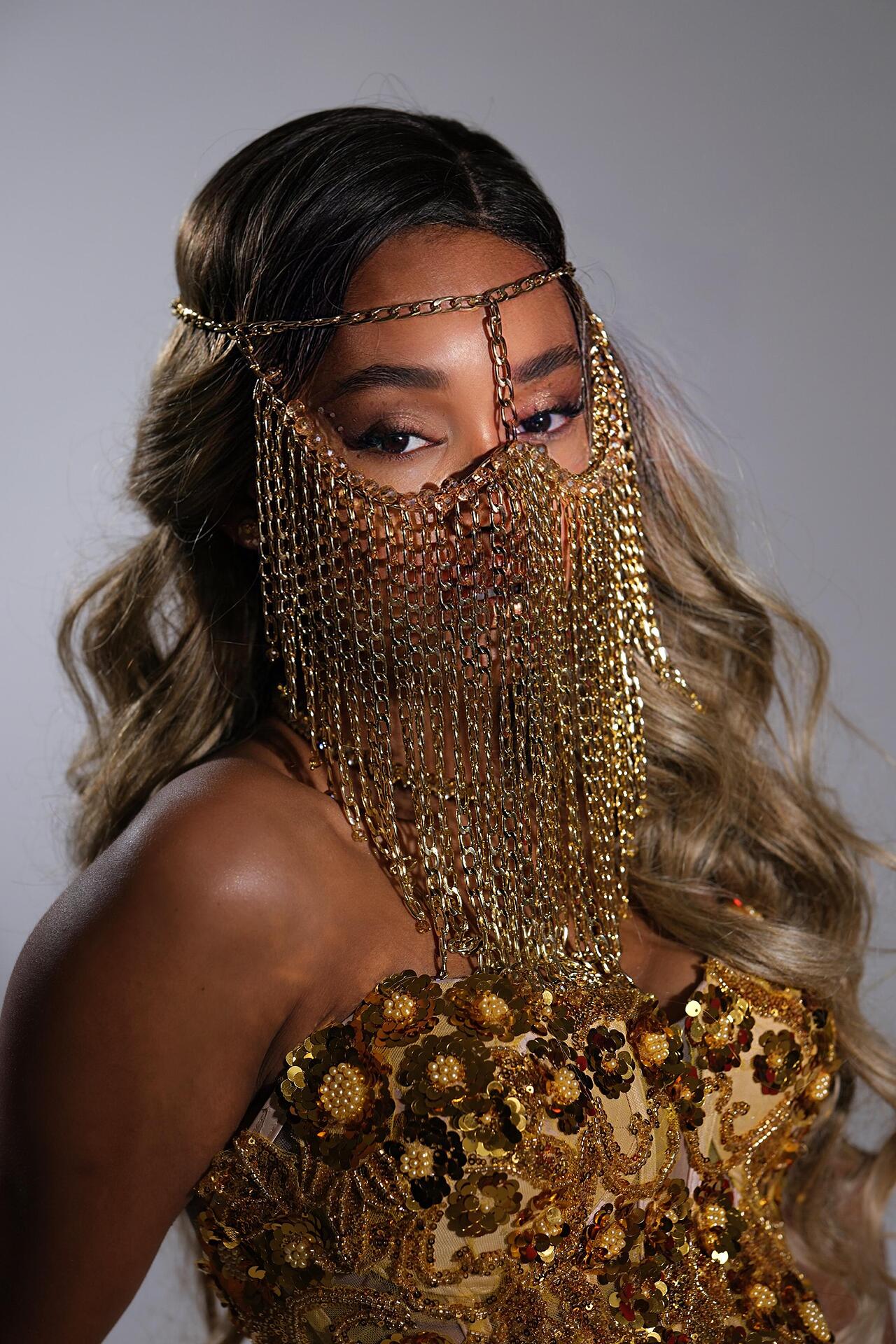 Golden stage mask made of chains and beads: Oriental Gold